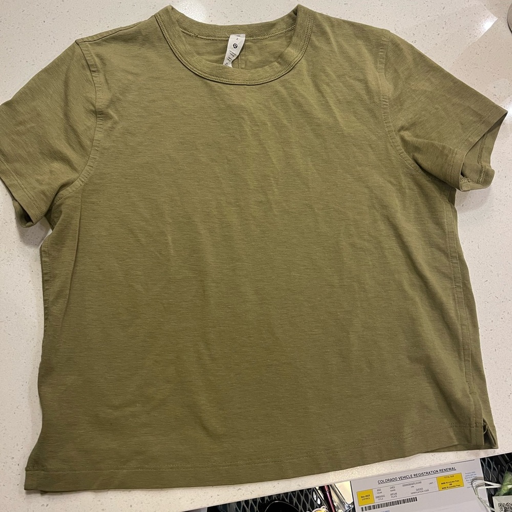 Lululemon women’s classic fit cotton tee
